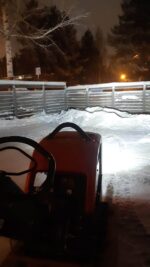 Maantiivistäjä valaisee maata LED-valosarjalla