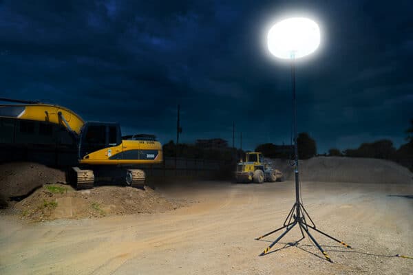 Yökuva, jossa Light Boy 5 metrin LED-valomasto valaisee suuren alueen, mm. kaivinkoneen ja pyöräkuormaajan.