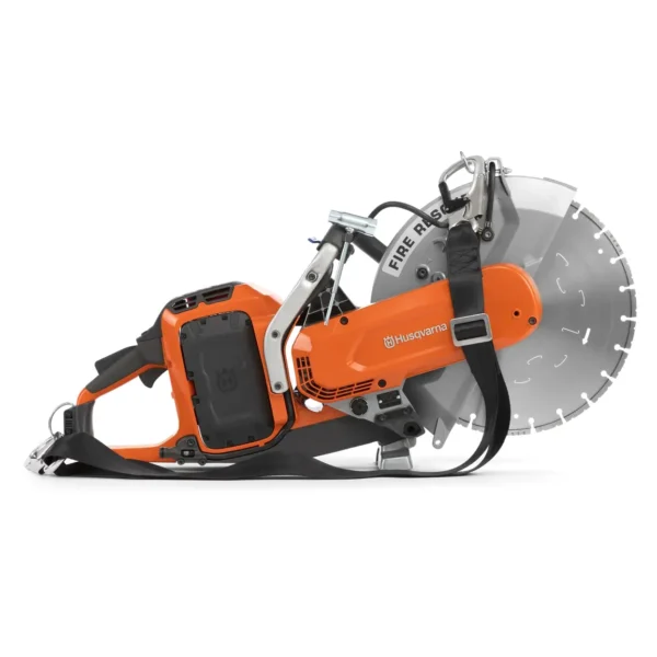 Husqvarna K 1 PACE Rescue -akkukäyttöinen laikkaleikkuri, josssa on timanttilaikka, oranssi-musta runko ja olkahihna. Vaihtoehtoinen perspektiivi sivusta, oikea puoli.