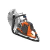 Husqvarna K 1 PACE Rescue -akkukäyttöinen laikkaleikkuri, josssa on timanttilaikka, oranssi-musta runko ja olkahihna. Vaihtoehtoinen perspektiivi takavasemmalta.