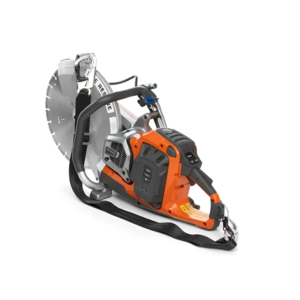 Husqvarna K 1 PACE Rescue -akkukäyttöinen laikkaleikkuri, josssa on timanttilaikka, oranssi-musta runko ja olkahihna. Vaihtoehtoinen perspektiivi takavasemmalta.