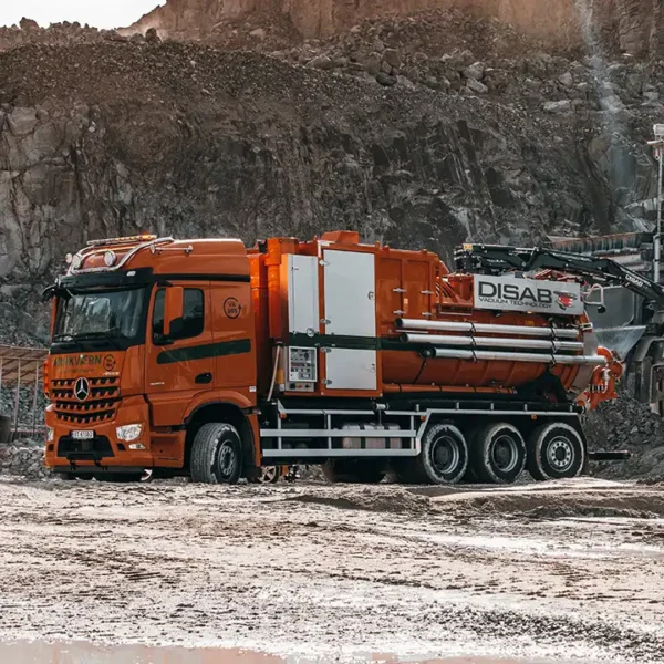 Disab Centurion P20 -suurtehoimuri työmaalla kallioisessa ympäristössä. Ajoneuvon sivulla näkyvissä alipaineyksikkö, letkujärjestelmä ja varustetilat.