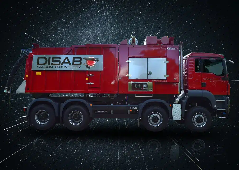Disab Centurion LN14 suurtehoimuri punaisella MAN-kuorma-autoalustalla - sivukuva säiliöyksiköstä ja ohjauskeskuksesta.