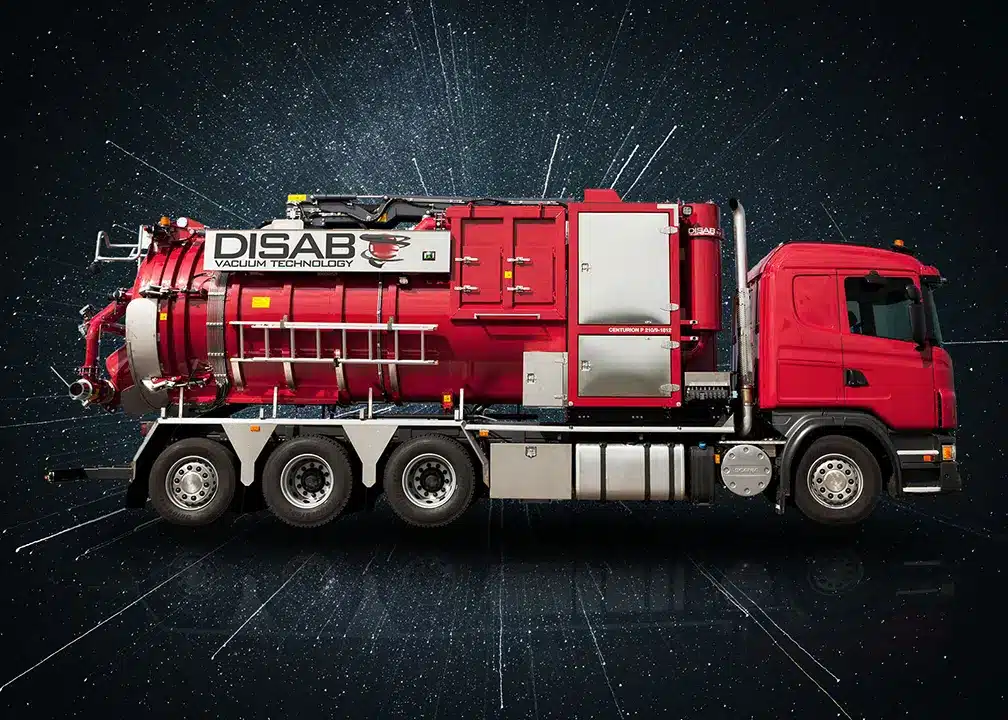 Disab Centurion P20 suurtehoimuri punaisella Scania-kuorma-autoalustalla - yläviistokuva suuresta säiliöyksiköstä ja laitteistorakenteesta.