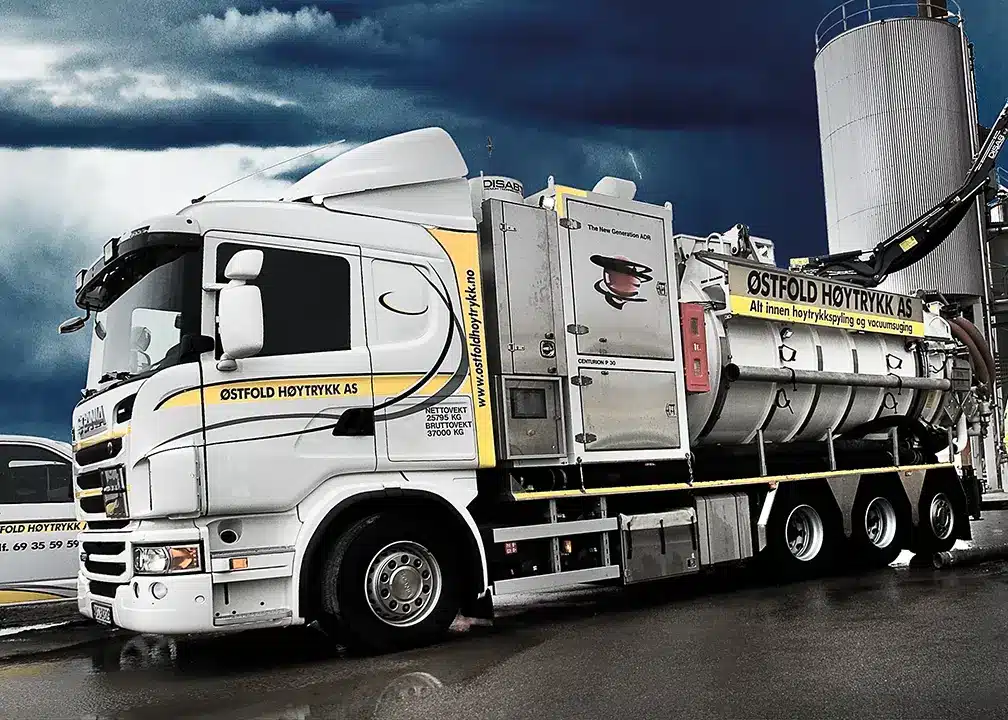 Disab Centurion P30 suurtehoimuri valkoisella Scania-kuorma-autoalustalla - sivukuva säiliöyksiköstä ja laitteistosta teollisuustyömaalla.