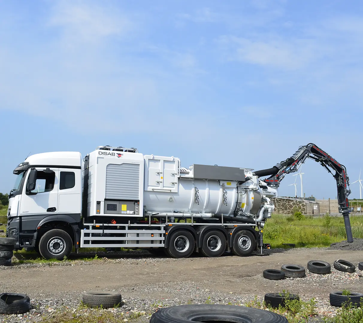 Disab Futurion Q20 Multiflex suurtehoimuri valkoisella kuorma-autoalustalla - sivukuva imuyksikön ja taitetun nostovarren kanssa.