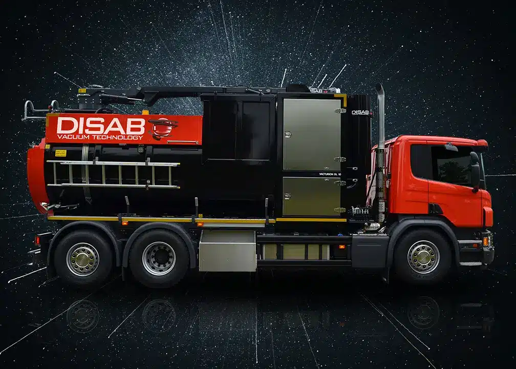 Disab Vacturion DL10 suurtehoimuri punaisella Scania-kuorma-autoalustalla - sivukuva mustasta säiliöyksiköstä ja ohjauspaneelista.