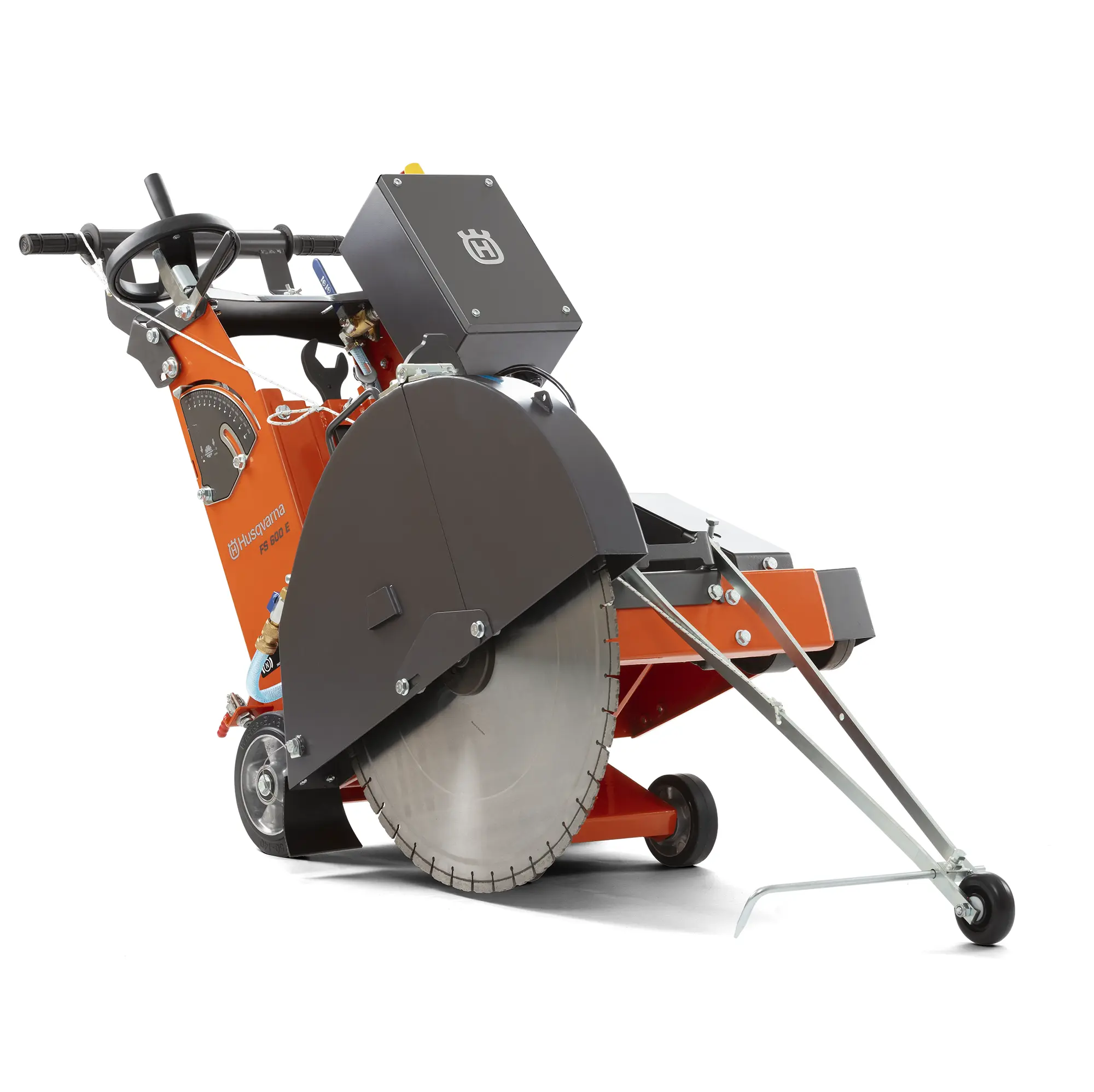 Husqvarna FS 600 E sähkölattiasaha - sivukuva kävelyohjattavasta lattiasahasta tukijalalla ja timanttiterällä.