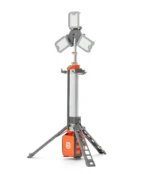 Husqvarna WL 24 PACE LED-työmaavalaisin - kolmella LED-paneelilla varustettu teleskooppivalomasto kolmijalalla ja oranssilla akulla.