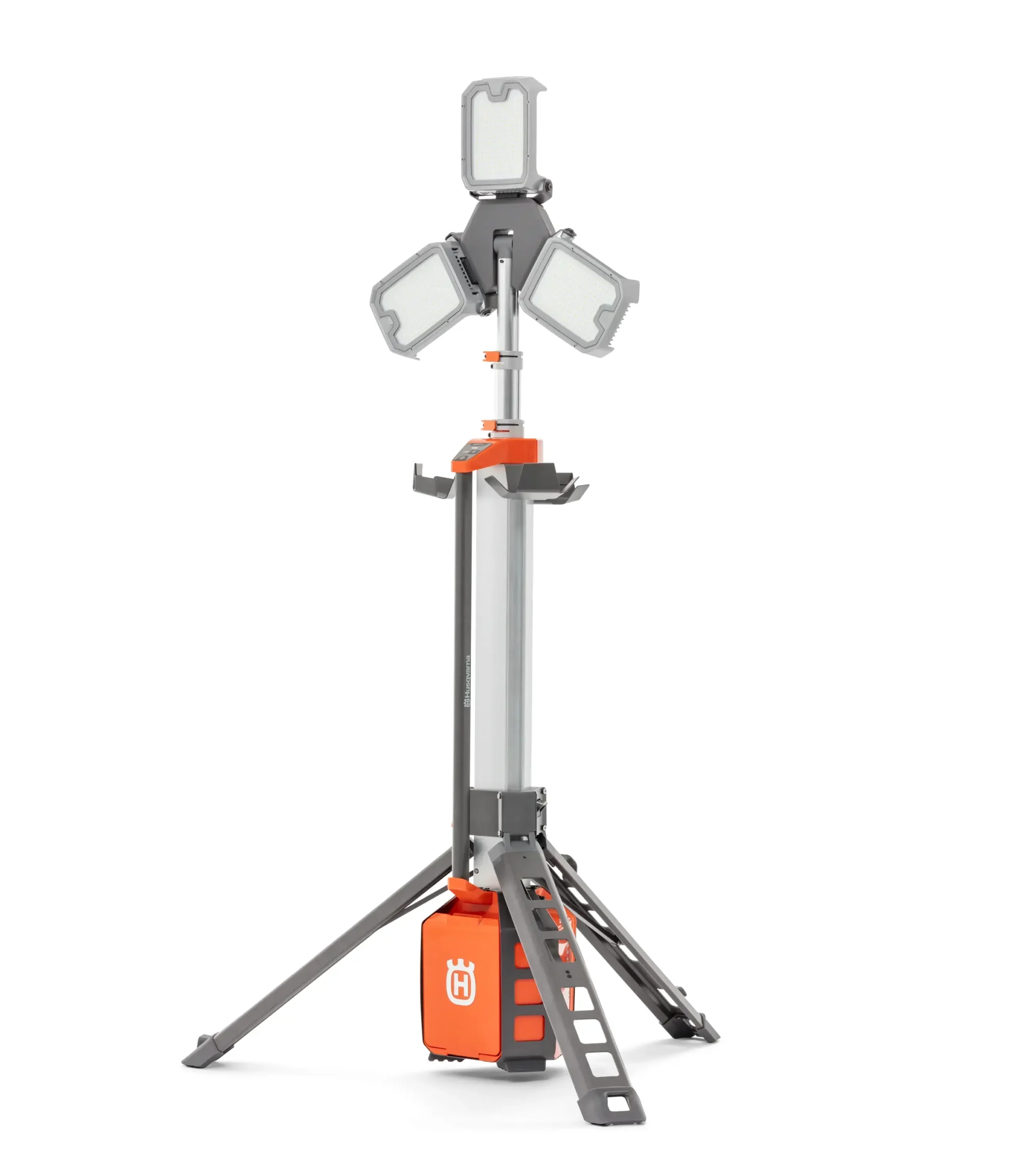 Husqvarna WL 24 PACE LED-työmaavalaisin - kolmella LED-paneelilla varustettu teleskooppivalomasto kolmijalalla ja oranssilla akulla.