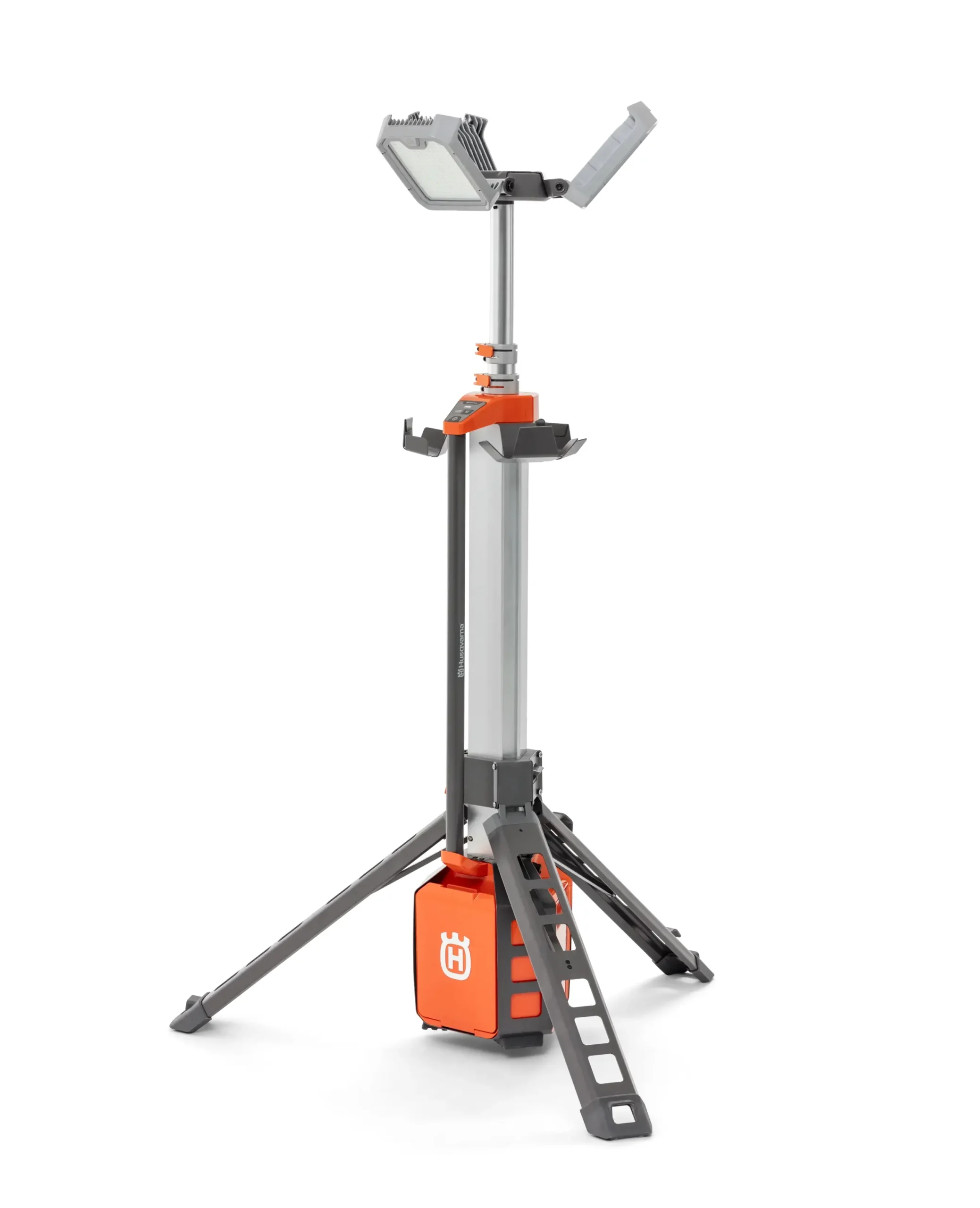Husqvarna WL 24 PACE LED-työmaavalaisin - teleskooppivalomasto nostettuna, kolmijalalla ja oranssilla akulla.
