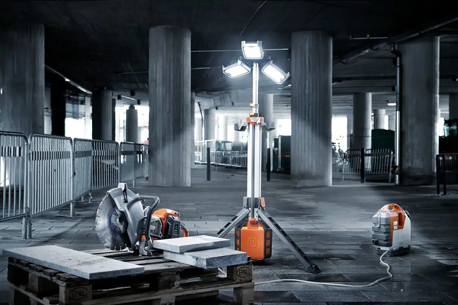 Husqvarna WL 24 PACE LED-työmaavalaisin käytössä - kolmella LED-paneelilla valaistuna rakennustyömaalla.