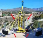 Elevall 400 -kerrosnosturin vastapainovarustus asennettuna; punaiset nuolet osoittavat tukijalkojen ja vinotukien kiinnityskohdat nosturin rakenteessa.