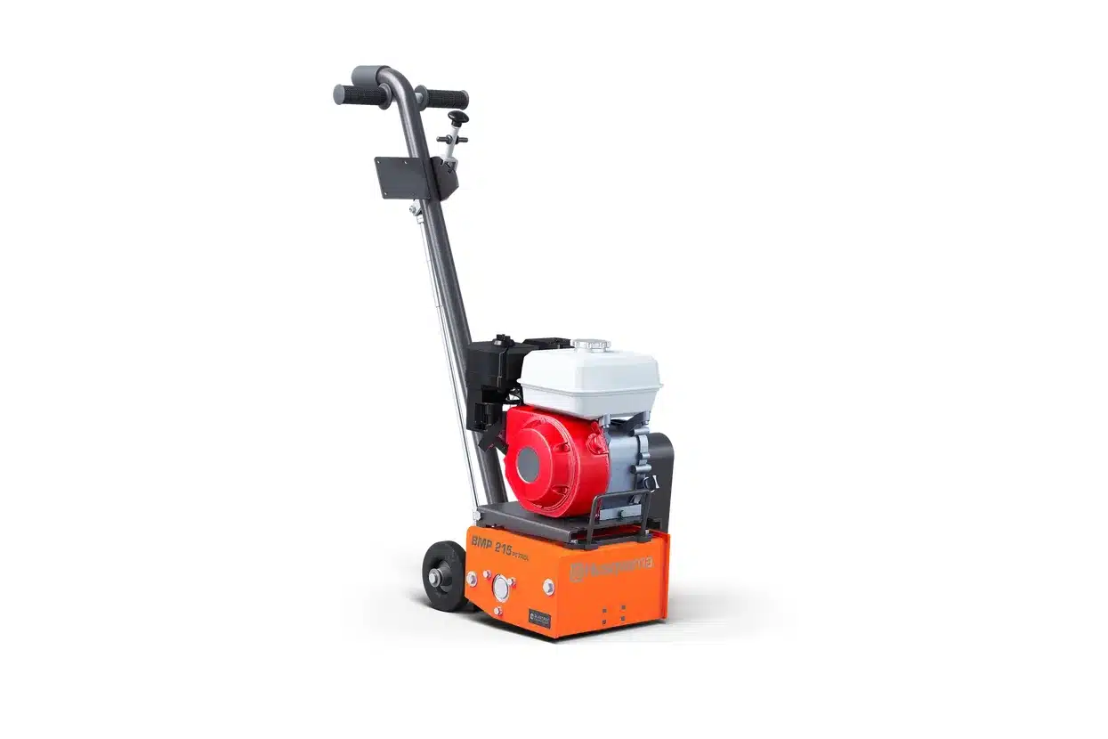 Husqvarna BMP-215B betonijyrsin - oranssi kävelyohjattava jyrsinkone bensiinimoottorilla betonipintojen käsittelyyn.