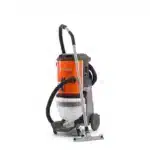 Husqvarna DE 110 SH -pölynerotinimuri varusteineen etuviistosta kuvattuna, oranssi lieriömäinen runko harmaalla teräsrungolla, valkoinen läpikuultava pölysäkki, musta joustava imuletku, metallinen teleskooppivarsi ja lattiasuutin.
