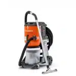 Husqvarna DE 120 SH -pölynerotinimuri varusteineen etuviistosta kuvattuna, oranssi lieriömäinen runko harmaalla teräsrungolla, metallinen pölynkeräyssäiliö, musta joustava imuletku, metallinen teleskooppivarsi ja lattiasuutin.