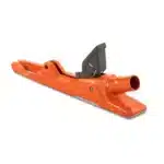 Husqvarna VAC-liitin K 3000/K 4000 -laikkaleikkureille kuivaleikkaukseen, oranssi muovirunko pitkänomaisella pohjalla, sivulle suunnattu pyöreä imuletku ja musta pikakiinnityssalpa yläosassa, kuvattu yläviistosta sivulta.