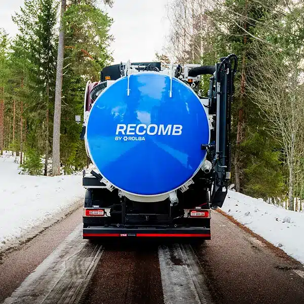 ReComb-imupaineauto takaa kuvattuna lumisella tiellä, säiliön päädyssä suuri sininen pyöreä RECOMB-merkintäinen kansi ja sivulla nostopuomi.